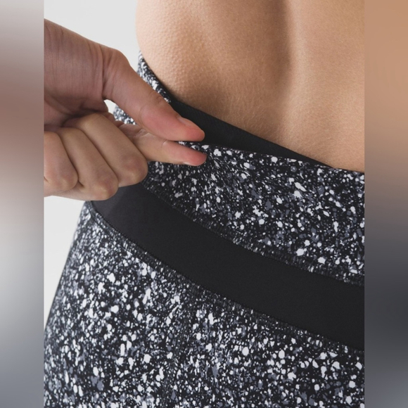 🤩 LULULEMON Inspire Tight II
Splatter White Black / Black - Picture 5 of 8